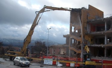Demolizione edile L'Aquila: Pettino (Demolizione Condominio)